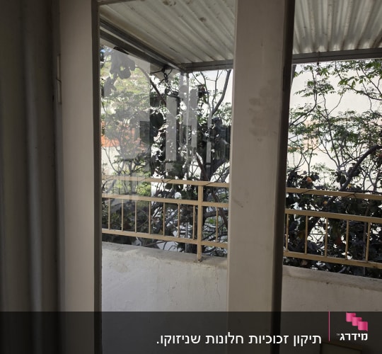 דלת זכוכית עם נוף למרפסת וגינה